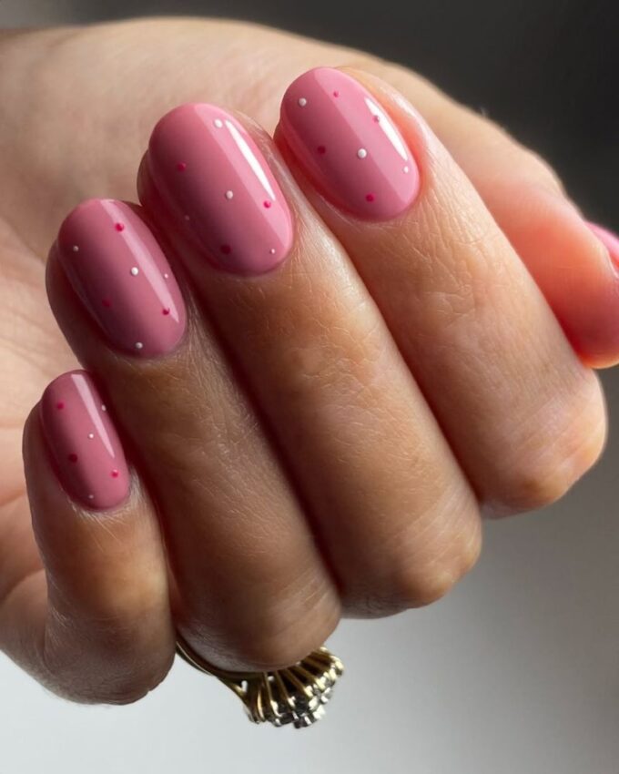 Ongles courts rose clair avec des pois mignons et faciles à recréer