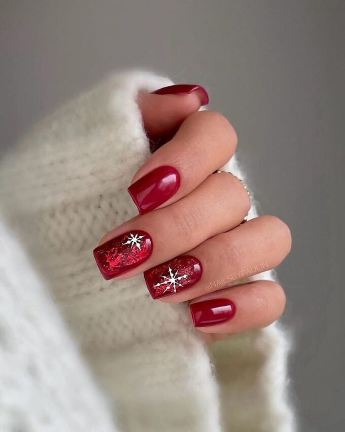 Ongles rouges de Noël, ongles flocon de neige