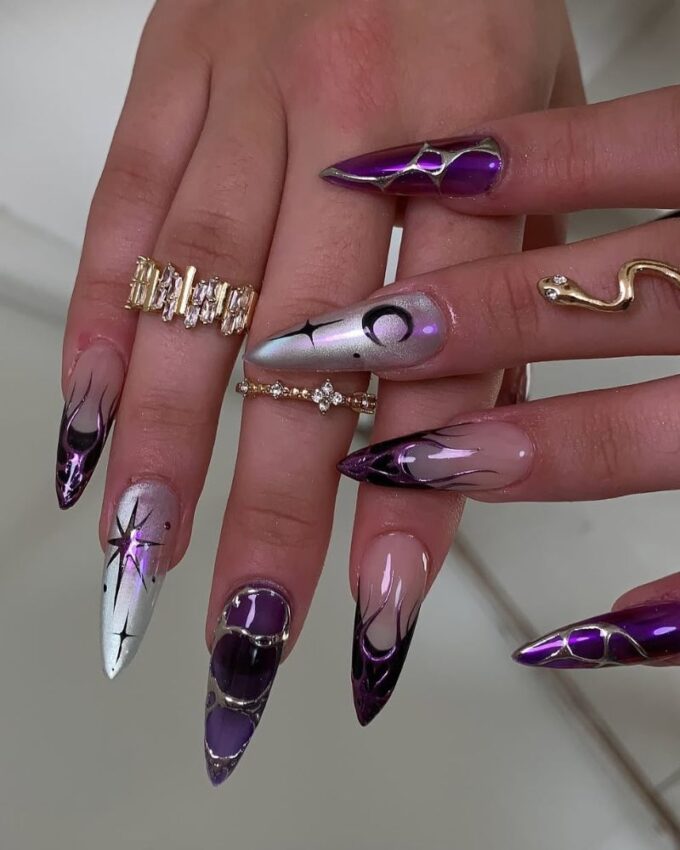 Ongles stilettos, ongles longs, ongles violets foncés