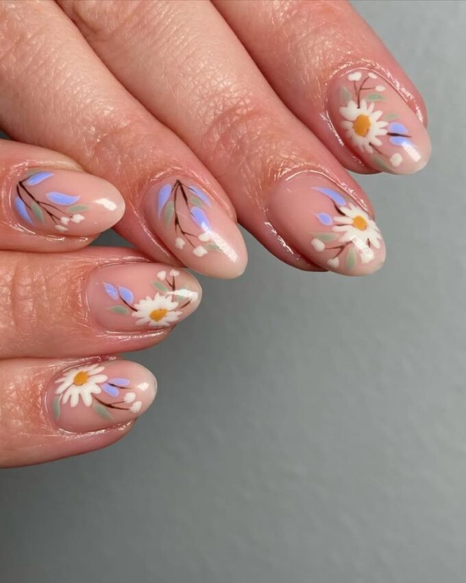 Nail art floral, idée de manucure printanière élégante, ongles nude