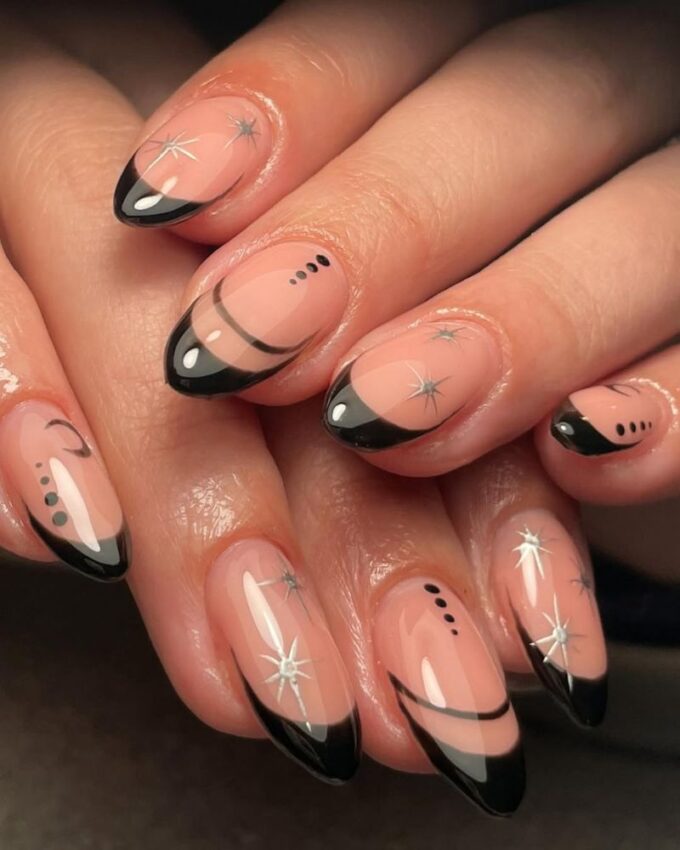 Nail art sophistiqué avec French noire recréable à la maison