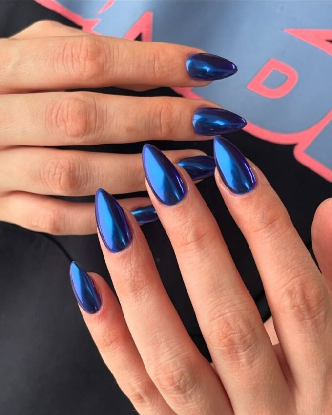 Ongles chromés bleus, ongles stilettos