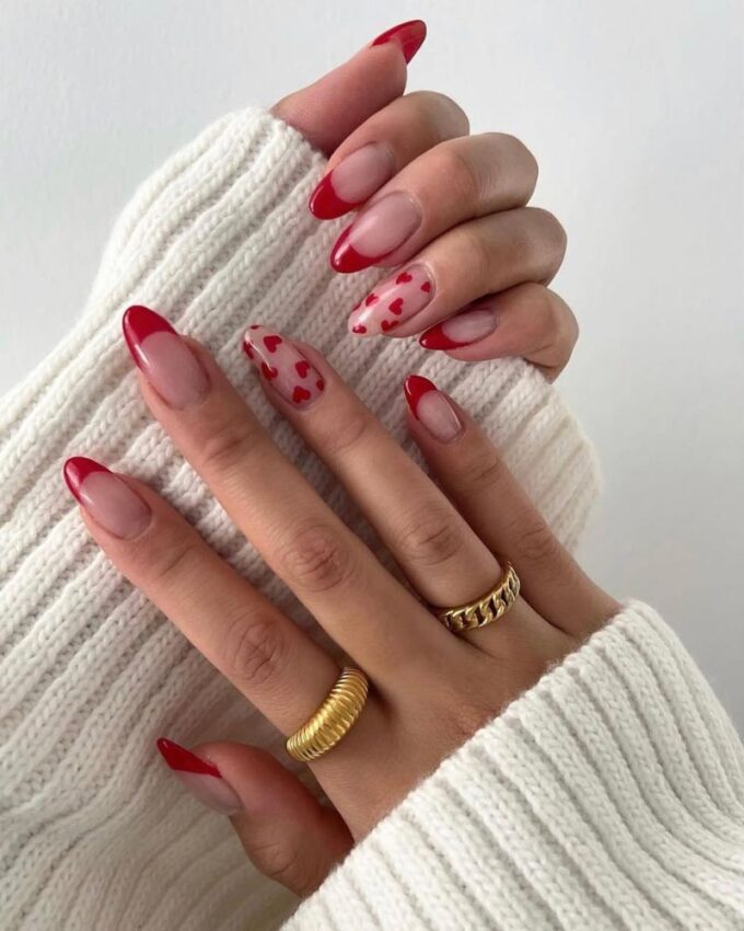 Ongles rouges, idée de nail art cœur, base simple