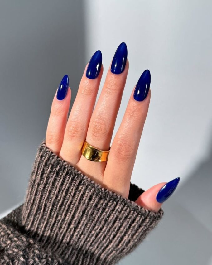 Ongles bleu foncé, ongles amande