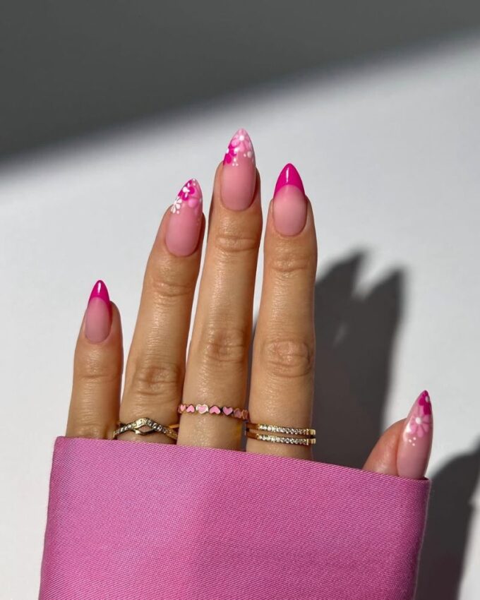 Ongles roses avec nail art, ongles French