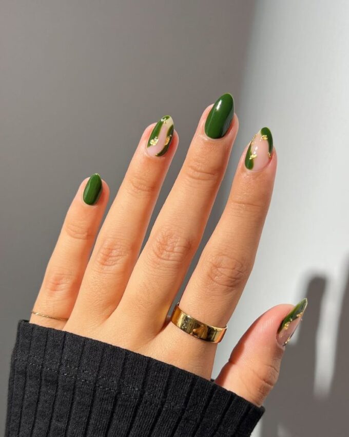 Ongles vert foncé, design simple