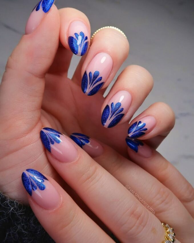 Nail art bleu scintillant sur une base nude, idéal pour les événements spéciaux