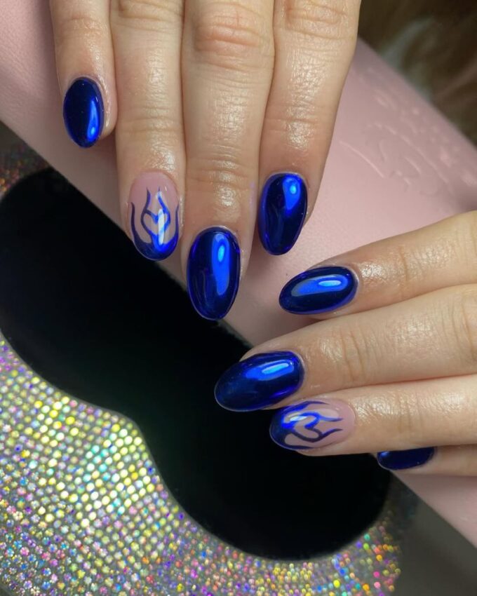 Ongles courts en bleu chrome brillant pour un effet spectaculaire