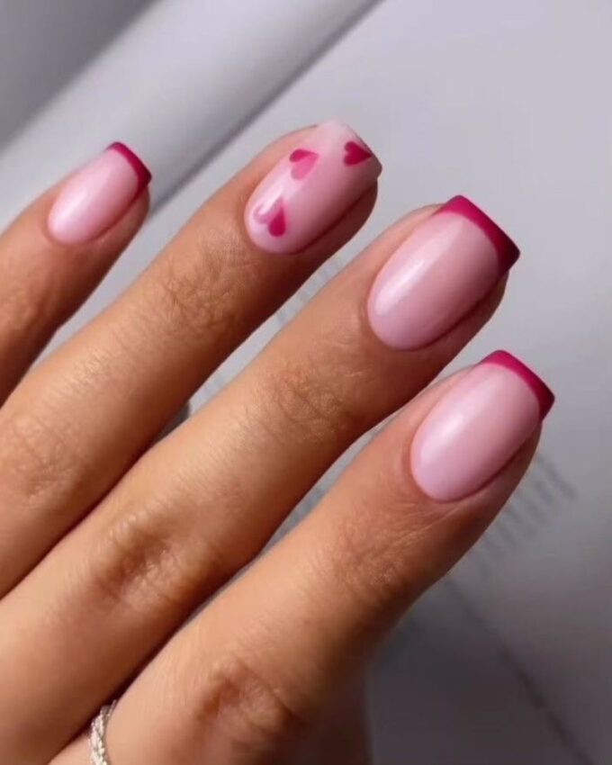 Ongles roses pour la Saint-Valentin, French rose, nail art cœur