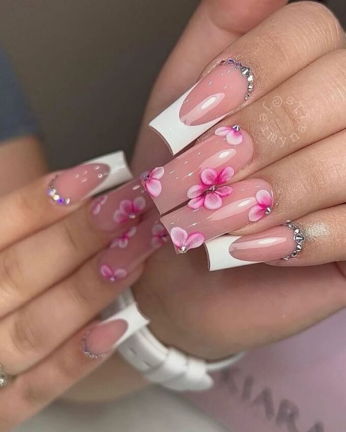 Ongles French blancs, nail art floral