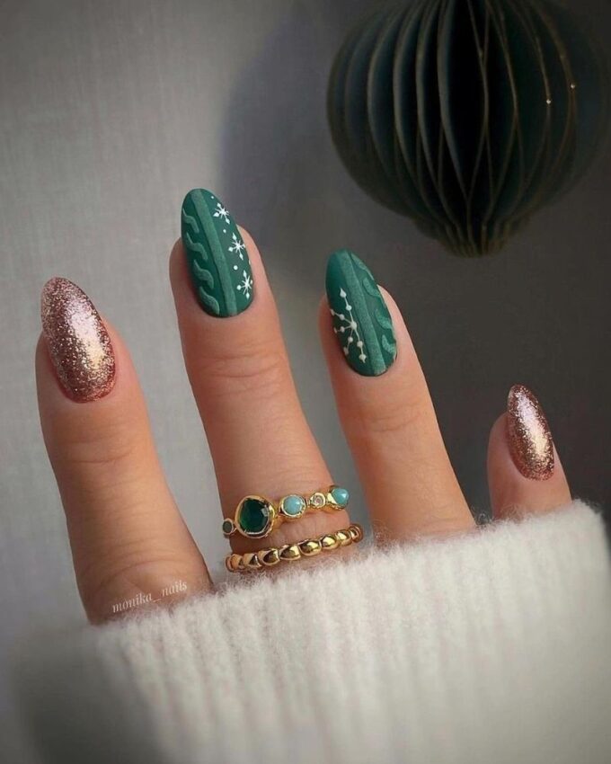 Design hivernal glamour combinant des paillettes dorées et du vernis vert mat