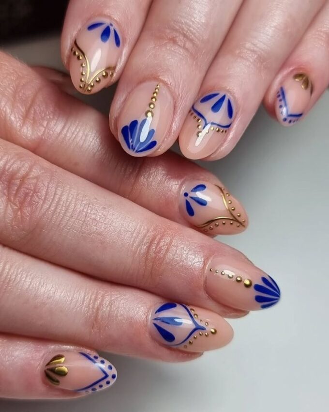 Design minimaliste pour ongles courts avec des formes bleues et dorées