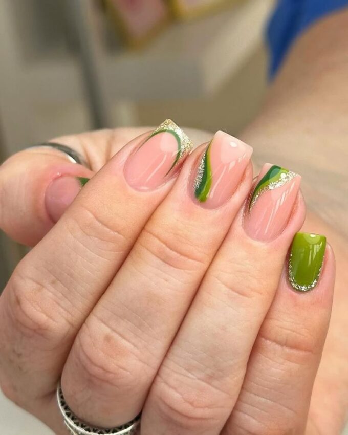 Nail art vert olive, ongles simples, manucure élégante