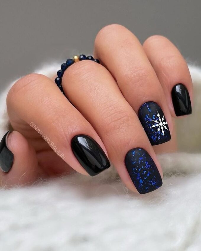 Ongles noirs d’hiver, nail art flocon de neige