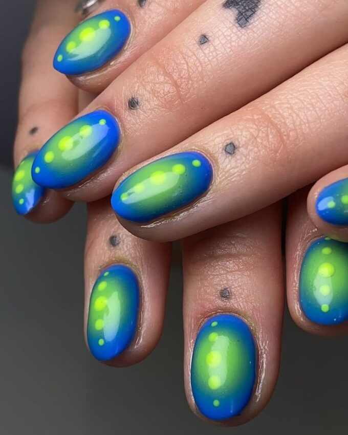 Nail art aura bleu, nail art vert citron