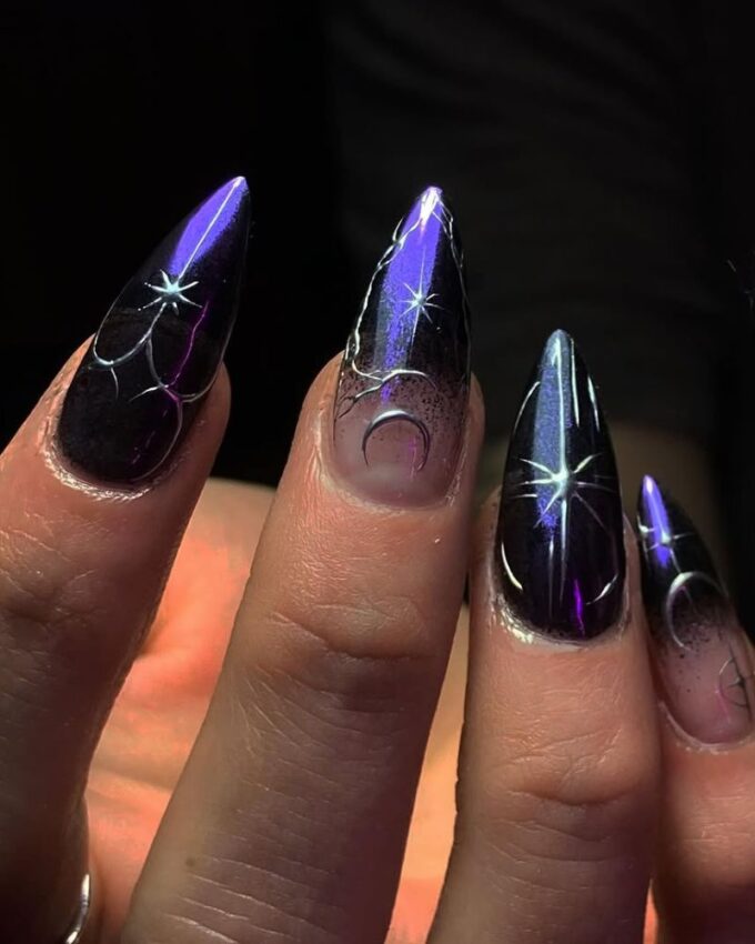 Ongles noirs et violets, ongles chromés violets