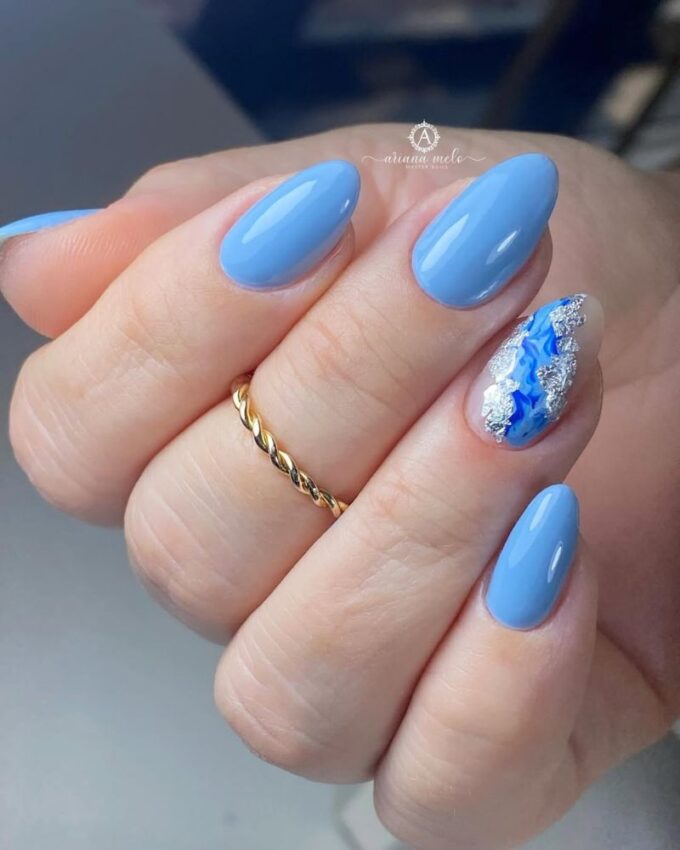 Ongles bleu ciel qui évoquent une sérénité parfaite