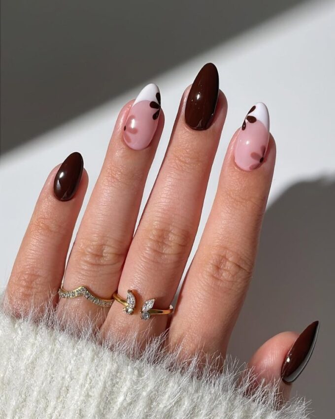 Ongles marron, nail art floral