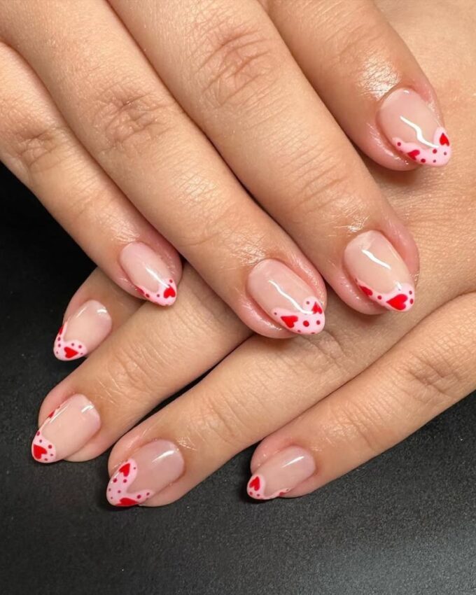 Ongles roses élégants pour une soirée romantique