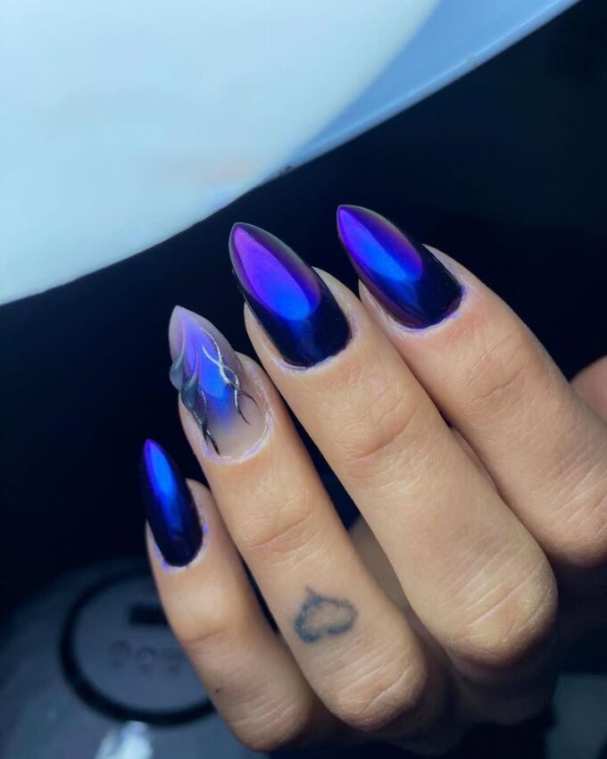 Ongles noirs et violets, ongles chromés violets