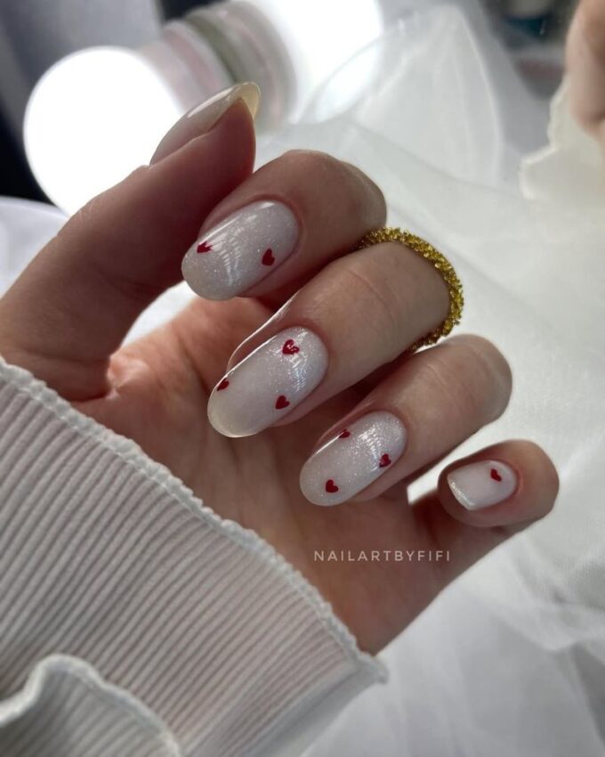 Ongles élégants Saint-Valentin, petits cœurs rouges mignons