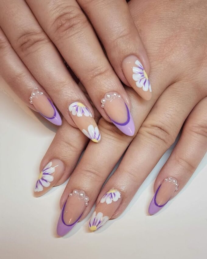 Ongles violets, nail art floral