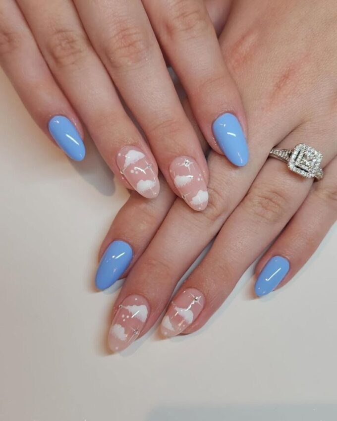 Ongles ciel bleu, nail art nuage