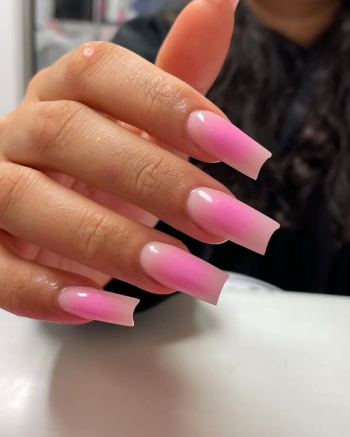 Ongles carrés rose aura avec une finition douce et dégradée