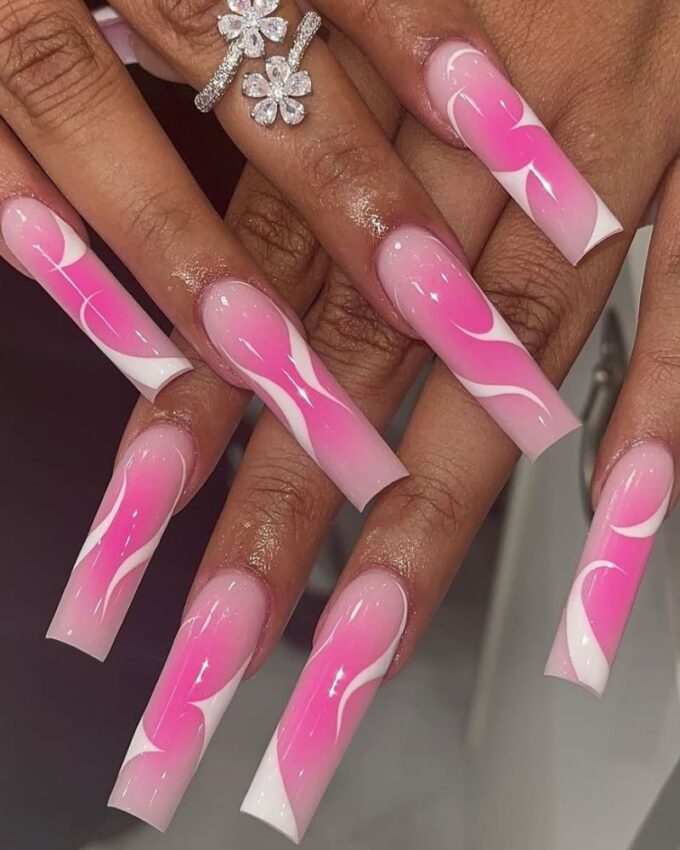 Ongles longs, ongles roses avec nail art