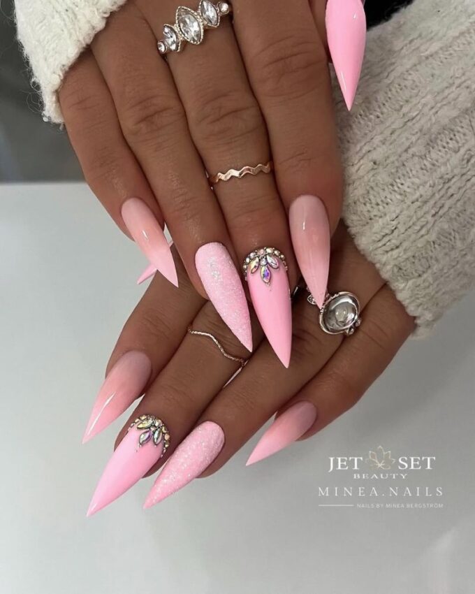 Ongles stilettos rose clair audacieux et modernes