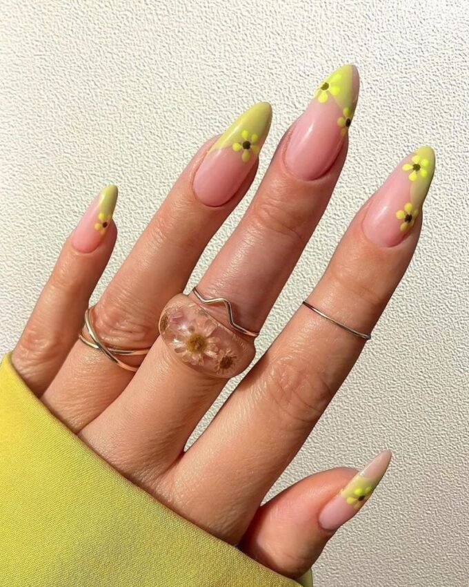 Ongles vert clair, pointes jaune-vert