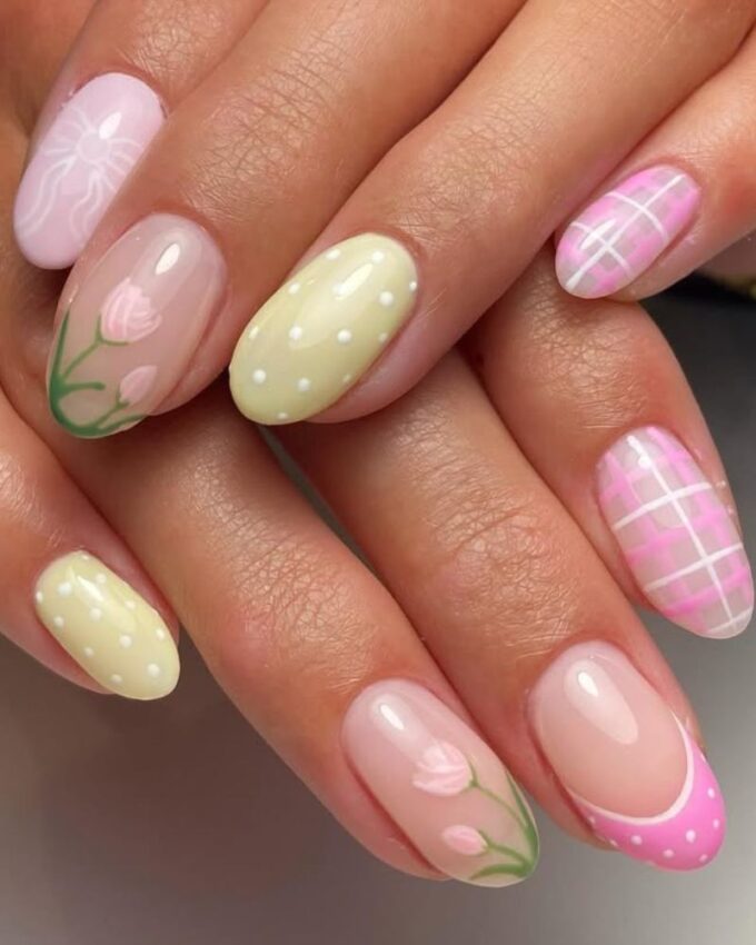 Ongles roses et jaunes, nail art floral