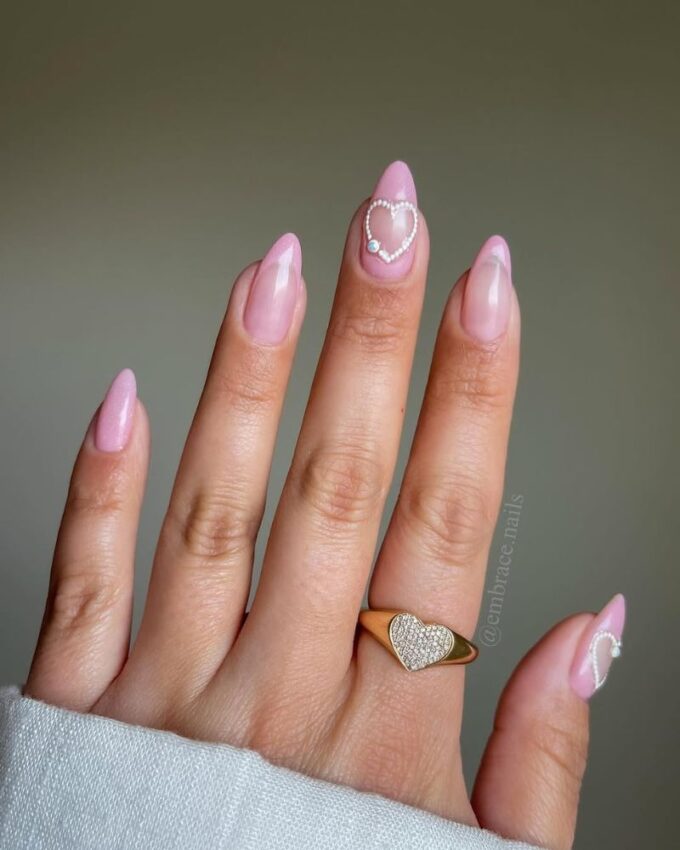 Manucure French pastel rose avec un design minimaliste