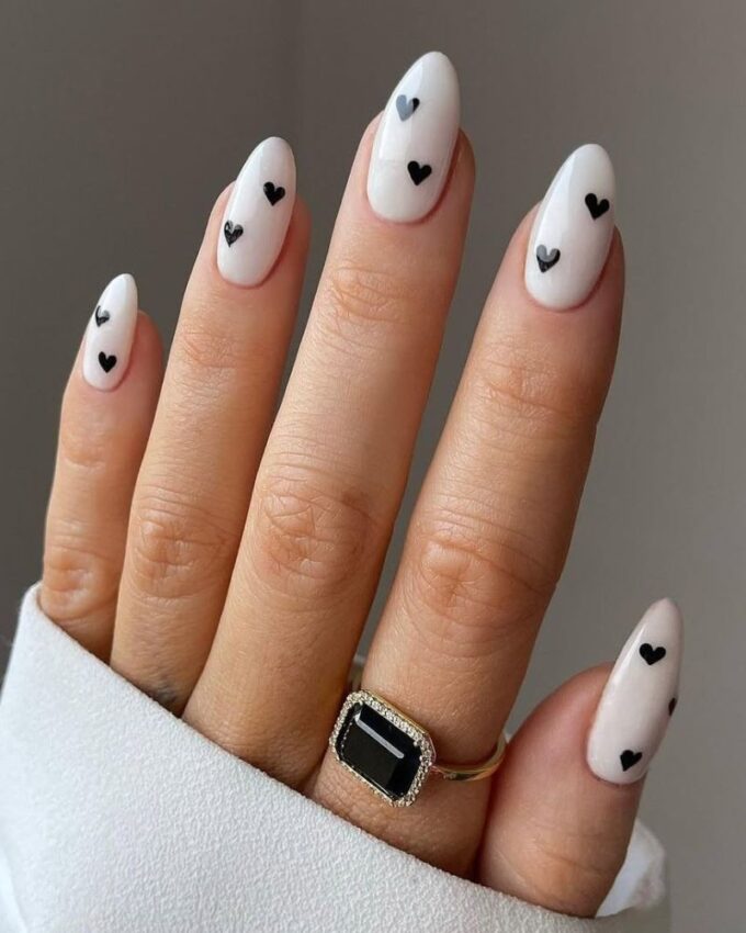 Nail art cœurs noirs, ongles blancs