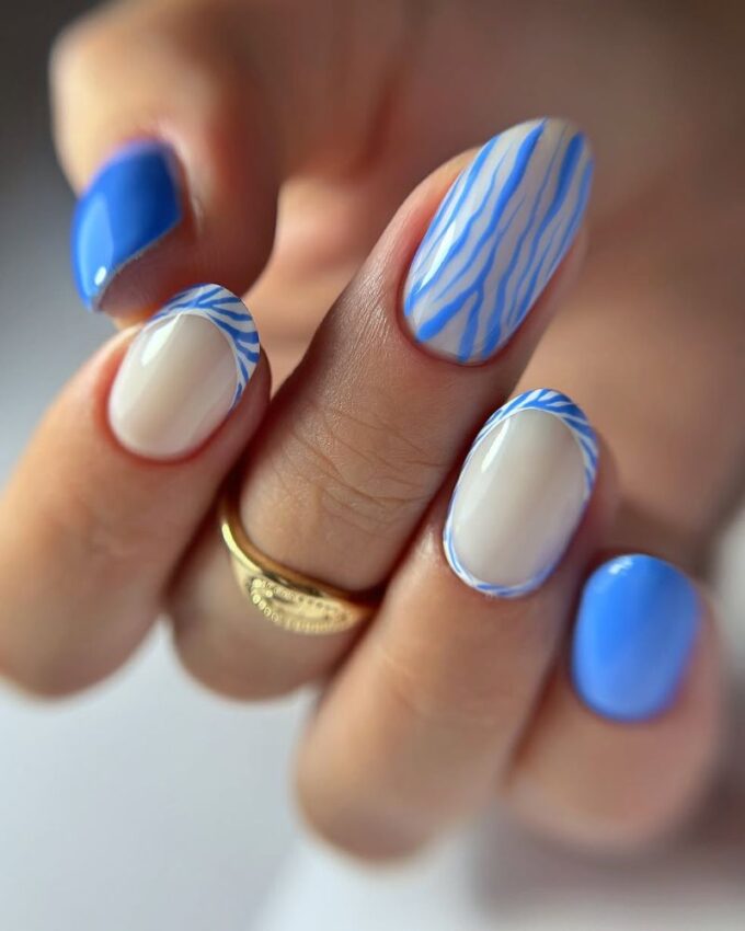 Ongles bleu ciel avec un nail art zébré unique et stylé