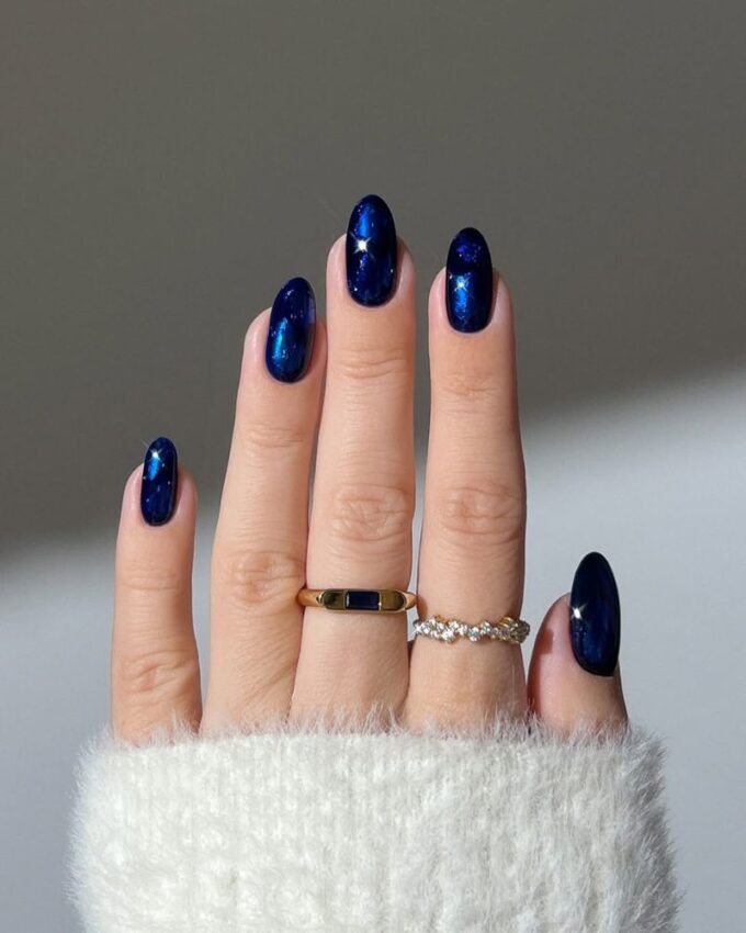 Ongles bleu marine avec un effet intense et brillant grâce au foil argenté