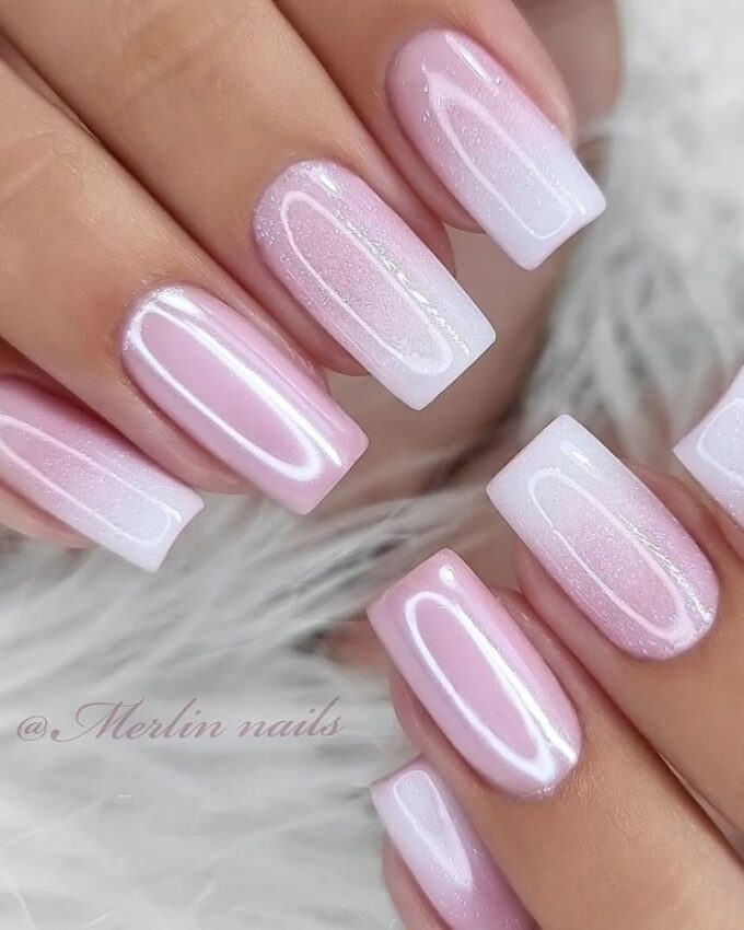 Ongles carrés avec base blanche et finition scintillante en rose clair