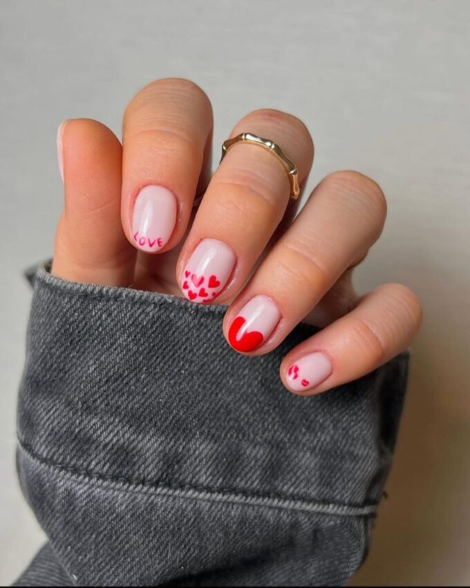 Ongles courts, nail art rouge pour la Saint-Valentin