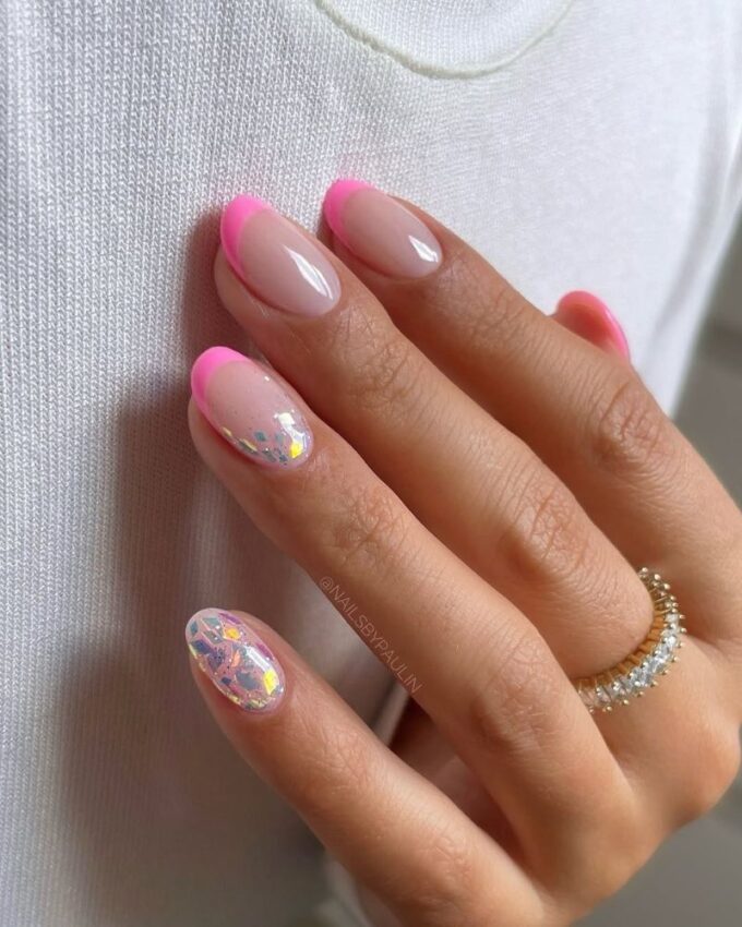 Ongles French courts roses, ongles roses avec un design