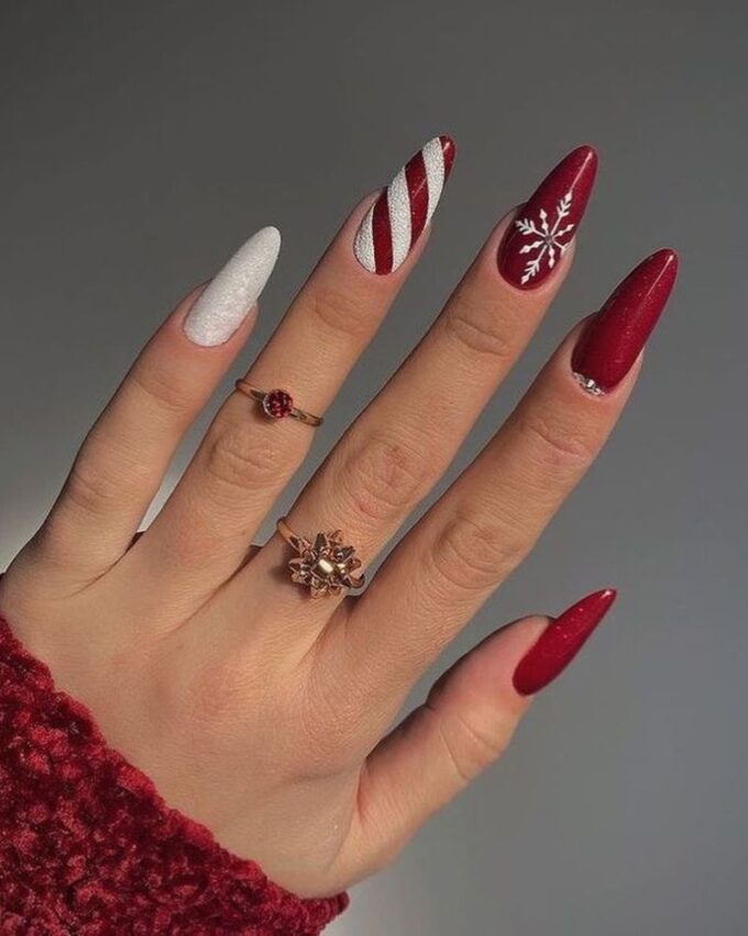 Ongles de Noël rouges et blancs, nail art flocons de neige