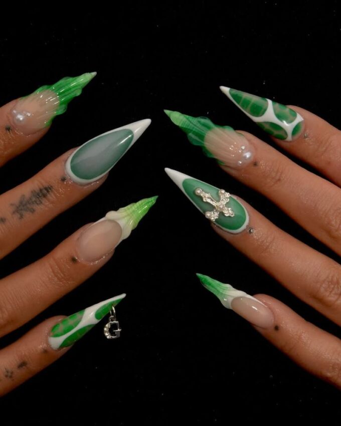 Ongles stilettos, ongles verts