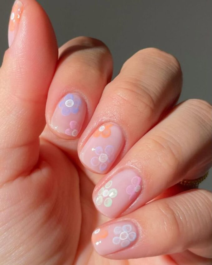 Ongles de printemps simples, design simple de nail art floral