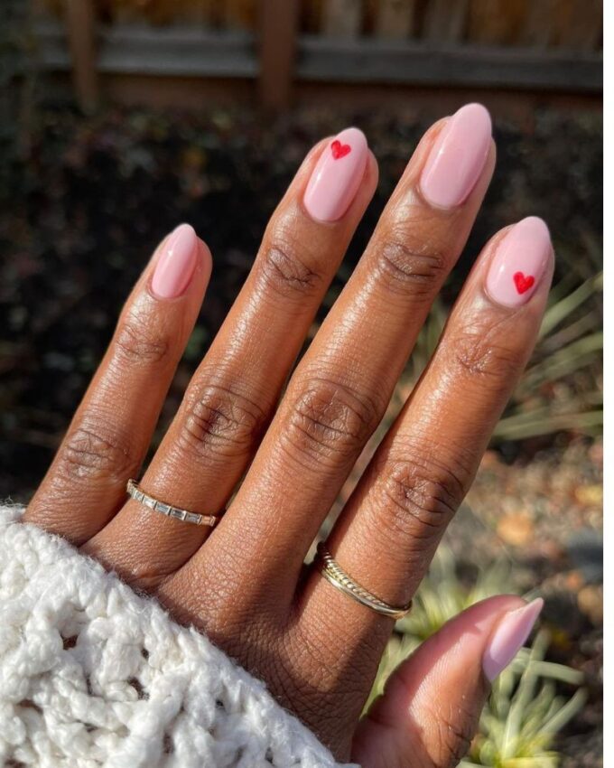 Manucure élégante, nail art minimaliste Saint-Valentin