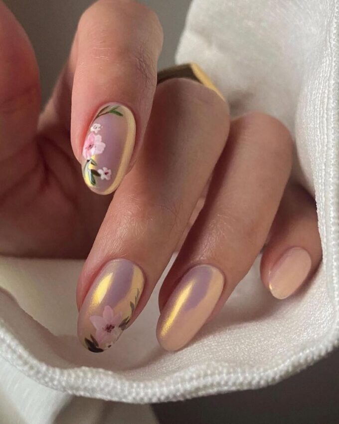 Nail art floral, ongles chromés, ongles élégants