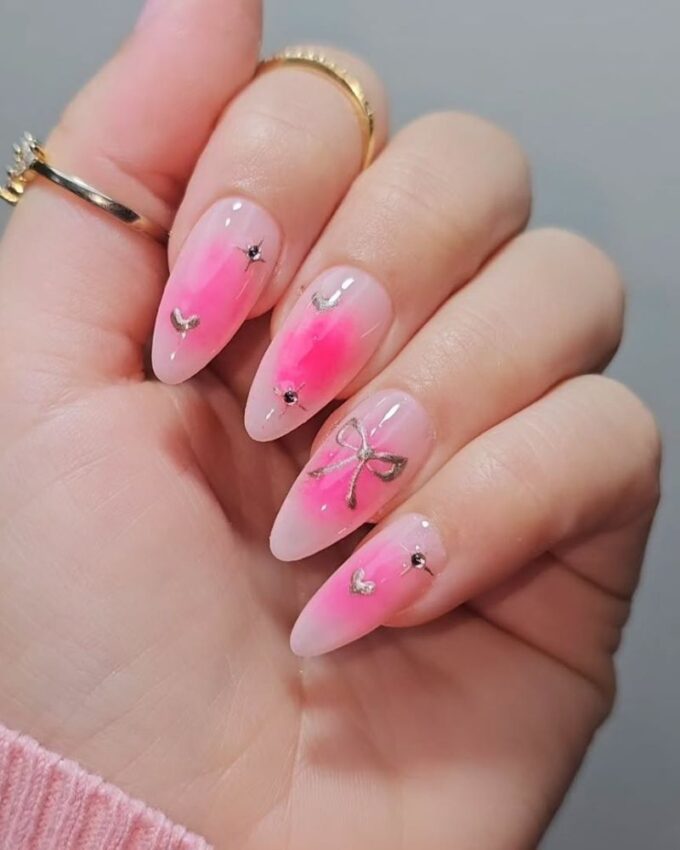 Ongles roses Saint-Valentin, nail art argenté