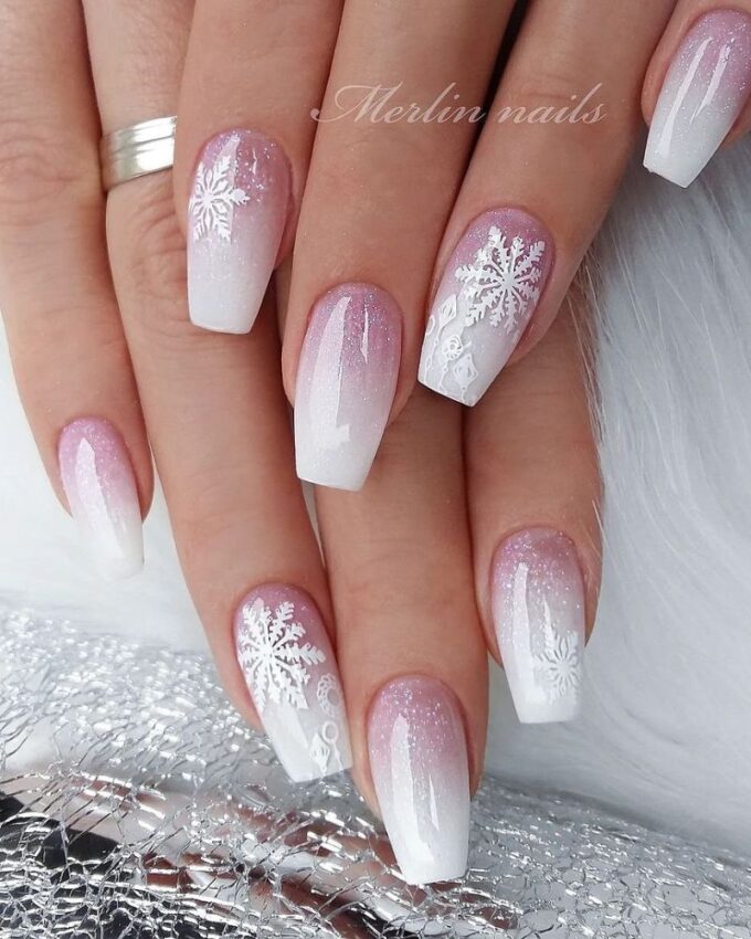 Ongles coffin d’hiver, ongles flocon de neige pailletés