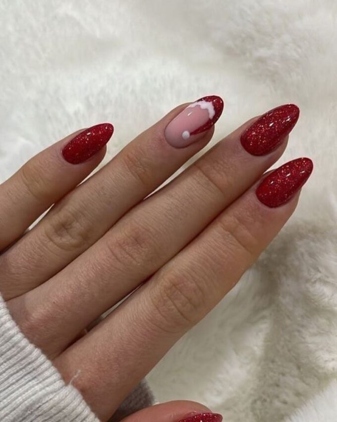 Ongles de Noël rouges pailletés, nail art bonnet du Père Noël