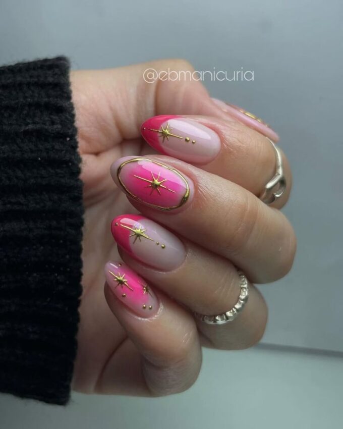 Ongles roses vifs avec un design, ongles French