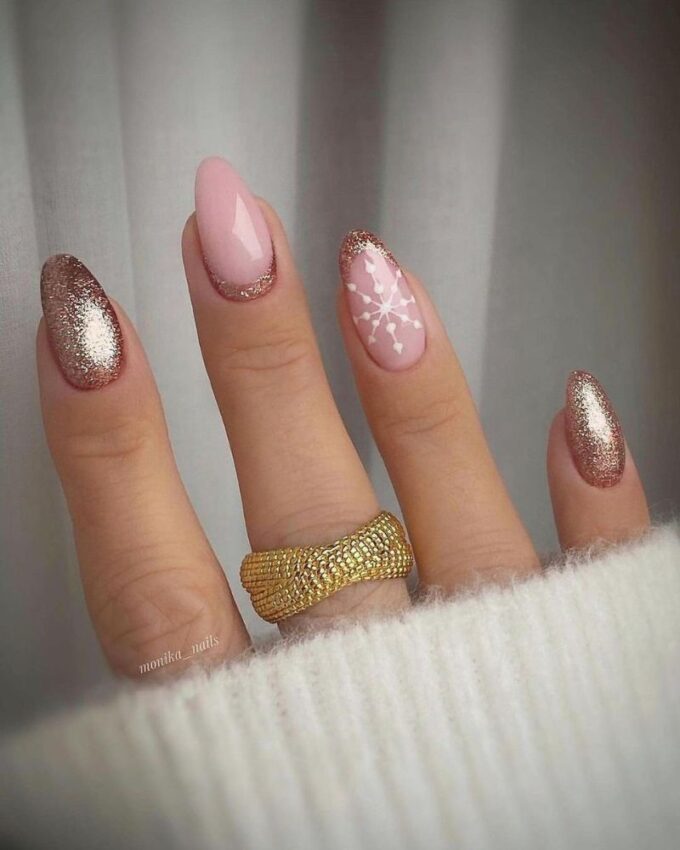 Ongles avec des paillettes rose doré, parfaits pour les fêtes hivernales