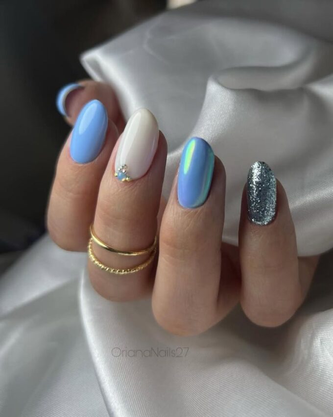 Ongles courts avec une combinaison de bleu ciel et bleu clair pour un look polyvalent